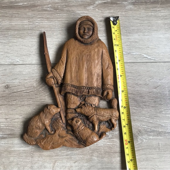 Vintage Inuit / Eskimo native with sled dogs resin wall hanging - Picture 3 of 5